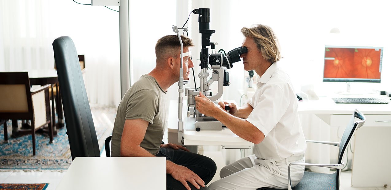 Augenarzt in Graz, Dr. Hiti untersucht einen Patienten