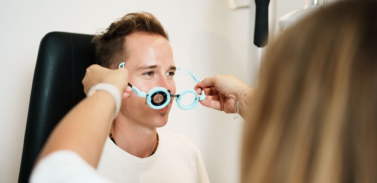Ein Mann erhält beim Augenarzt in Graz eine Brille